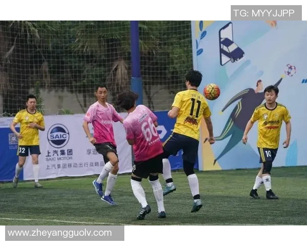 上海足球队团队协作引发热议球迷对战术执行与队员配合的不同看法