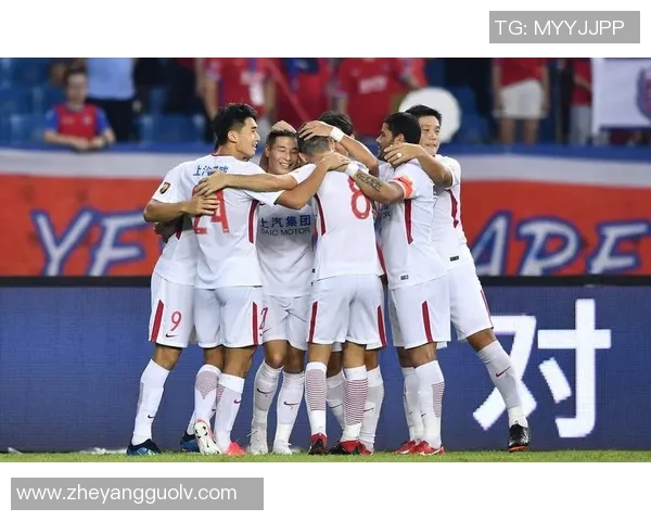 深圳与上港激战正酣比分悬念不断球迷热情高涨期待精彩瞬间