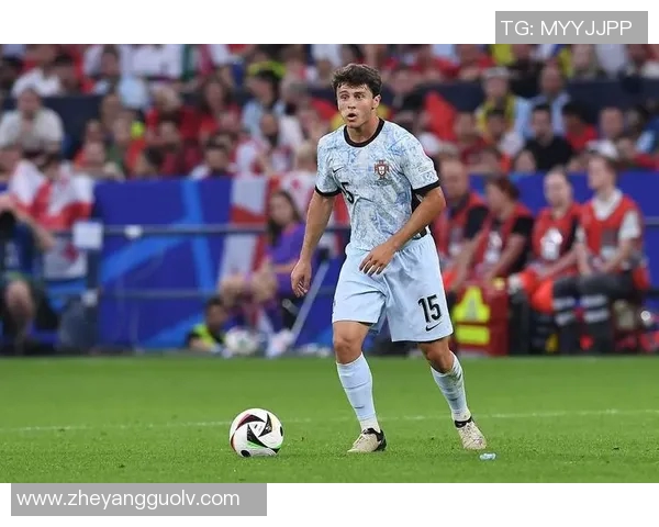 若昂内维斯在赛场上的精彩表现与未来发展潜力分析